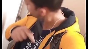 Passei no banheiro e fiz a felicidade de dois machos
