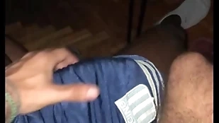 Pajeando al negro de monstrous pija en casa