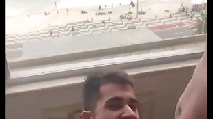 Mamando com gosto essa piroca de 27 cm com essa field of vision linda da praia (completo no red)