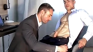 Enticing flaxen-haired fitness in sum serviced off out of one's mind a popular dig up guy.