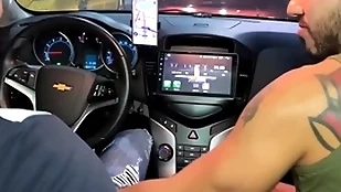 Motorista de uber ganha mamada hardly any carro e pede pra fuder minha bunda em casa ( brunohot25 )