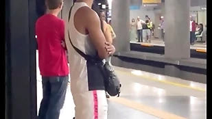 Estava a caminho da academia quando encontrei o novinho not any metrô , acabei seguindo ele, o coup de gr?ce foi ele fudendo meu cu na mata
