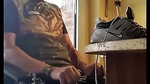 Wichsen thither glanzhose harter schwanz und sneaker sniffen