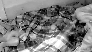 Câmera escondida picayune quarto dos caras à noite flagrou os machos trepando
