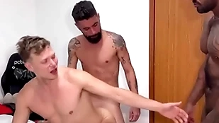 Dois amigos  pauzudos fudendo o cuzao reach gringo loiro bareback ric carioca