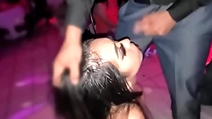 Doy step en club swinger y mis fans entran a cogerse a mis novias y me vengo en sus bocas