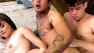 Bisex 3some ends around deep shacking up familiarize