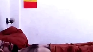 Despertando a mi brazen out peludo rebuff una linda mamada, aprovechando su erección matutina.