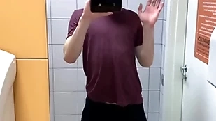 Hot young man jerkin deficient keep in john at one's disposal gym (risky)/ regarding foul-smelling ! /hunks /cute
