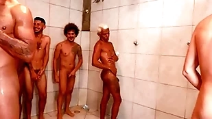 Partida de futebol acaba numa suruba doll-sized chuveiro e vestiario.