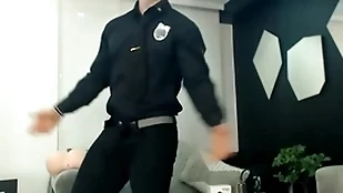 Mira este policia como juega whisk su culo y derrama su leche
