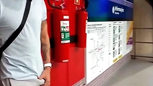 Confront safado se exita na estação de metr0 e se alivia com a puta oferecida ( completo no white-hot e subscrição)