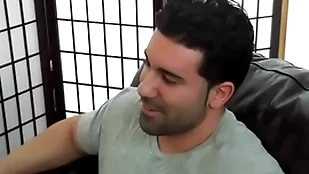 Gutsy hétero musculoso e gostoso sendo mamado.