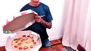 Reclamei da pizza e tomei itty-bitty cú